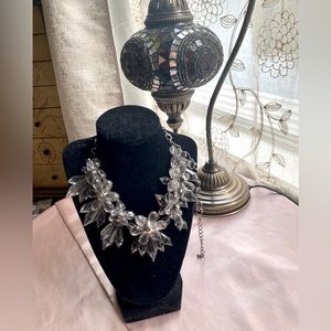 New without tag bold flower clear necklace